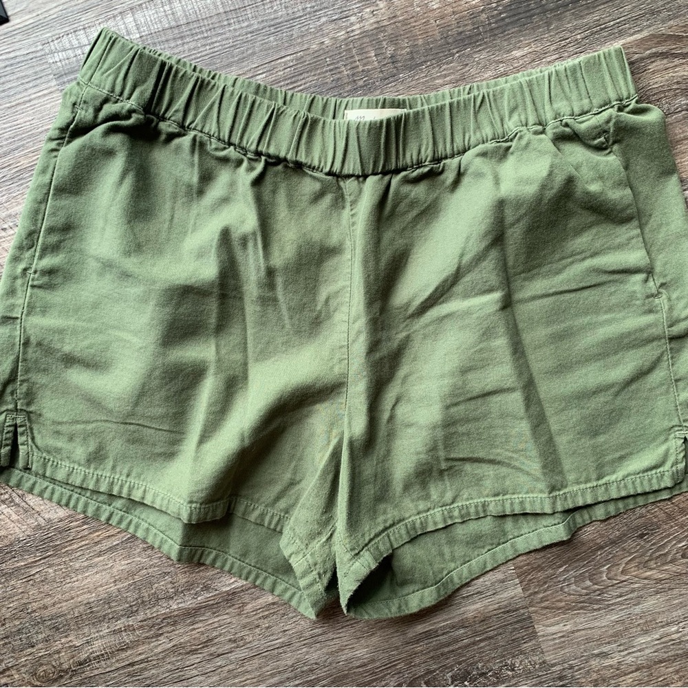 Madewell Olive Green Pull On Shorts - pockets
